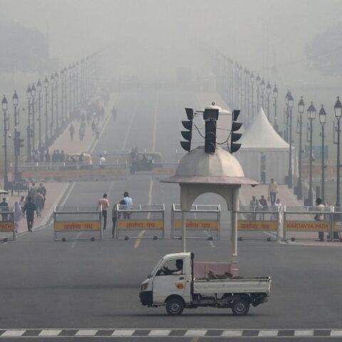 Ινδία: Η ατμοσφαιρική ρύπανση στο Νέο Δελχί έφτασε σε επίπεδο πάνω από 60 φορές υψηλότερο από το ανώτατο όριο που έχει θέσει ο ΠΟΥ - Κλειστά τα σχολεία 