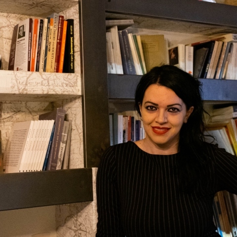 Η Κατερίνα Χανδρινού μιλάει για το «Χωλ», το τέταρτο βιβλίο της, που κυκλοφορεί από τις Εκδόσεις Κείμενα.