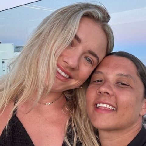 Η Σαμ Κερ και η Κρίστι Μιούις ανακοίνωσαν ότι περιμένουν το πρώτο τους παιδί