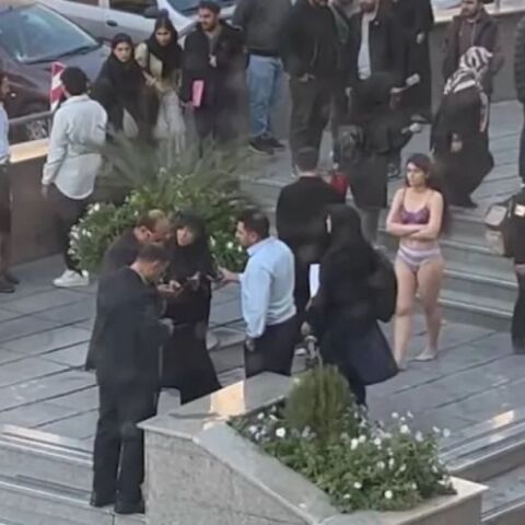 Eλεύθερη η φοιτήτρια που έμεινε με τα εσώρουχα  στο Ιράν, λένε οι Aρχές