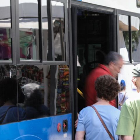 Επιβάτης ζητά από οδηγό λεωφορείου να κλείσει το τηλέφωνο και εκείνος αρνείται 