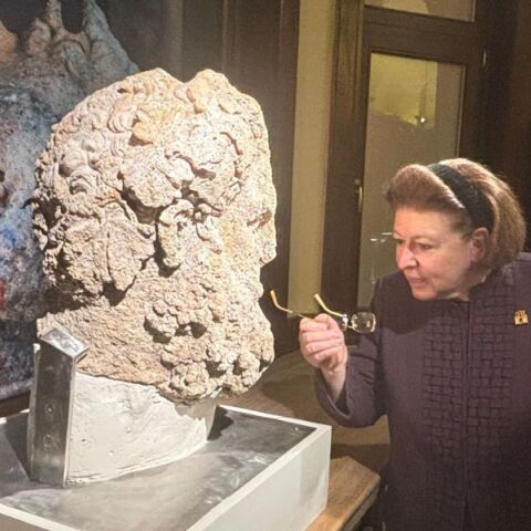 Λίνα Μενδώνη: «Το 2026 το υπουργείο Πολιτισμού θα αποδώσει  το Εθνικό Μουσείο Εναλίων Αρχαιοτήτων» - Εγκαίνια της  έκθεσης «Επιστροφή στα Αντικύθηρα»