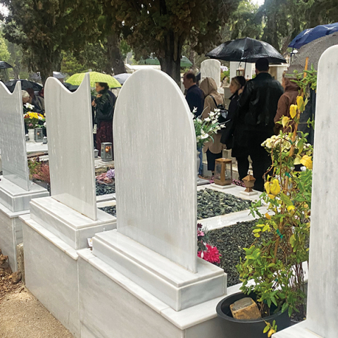 Σε βλέπω ζωντανό (αν και πέθανες)