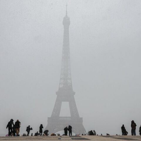 Χιονοθύελλα πλήττει τη Γαλλία - Εικόνες από το χιονισμένο Παρίσι