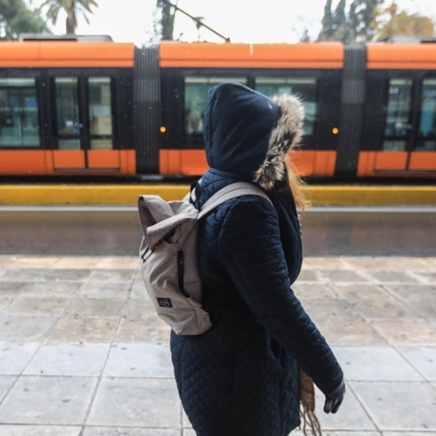 Άτομο ντυμένο με μπουφάν, κασκόλ για να μην κρυώνει από το κρύο