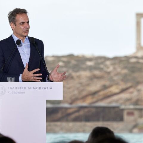 Ο Μητσοτάκης στη Νάξο για την υπογραφή της σύμβασης για τη σύσταση του Ταμείου Απανθρακοποίησης Νησιών 