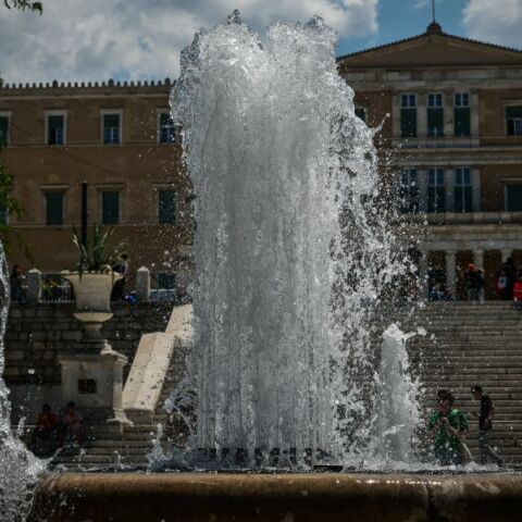 Ο Δήμος Αθηναίων απαντά για το σιντριβάνι του Συντάγματος
