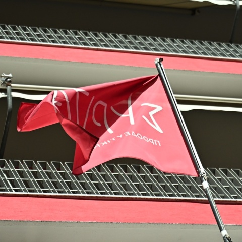 Σημαία έξω από τα γραφεία του ΣΥΡΙΖΑ