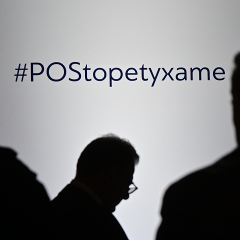 Σκιές ατόμων στην παρουσίαση της καμπάνιας για τη φοροδιαφυγή