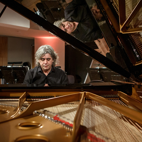 Κώστας Χάρδας: Η μουσική είναι το τέλειο εργαλείο για την κατανόηση του κόσμου