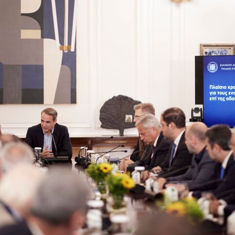 Μητσοτάκης: Το Δημόσιο αναλαμβάνει την πλήρη αποκατάσταση της πολυκατοικίας στους Αμπελόκηπους