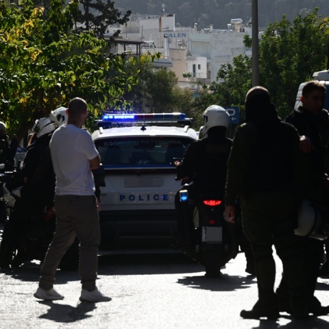 Μεταγωγή του 49χρονου φιλόλογου που συνελήφθη για την υπόθεση της γιάφκας στο Παγκράτι