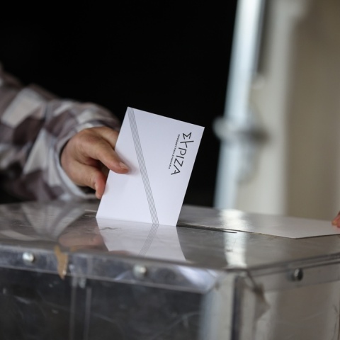Χέρι ρίχνει ψηφοδέλτιο του ΣΥΡΙΖΑ στην κάλπη