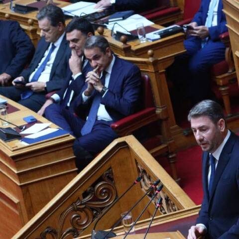 Η Δεξιά, η Αριστερά και το γραφείο 069