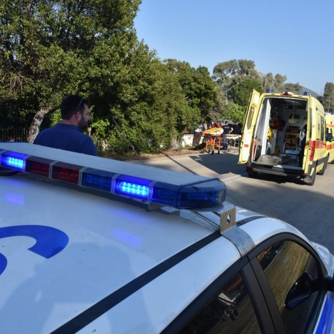 Ασθενοφόρο και περιπολικό σε επαρχιακό δρόμο