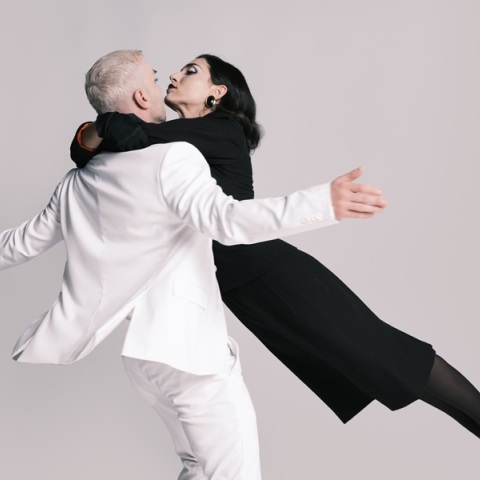 Ο τελευταίος Ασπροκόρακας: μια ξεκαρδιστική ανατρεπτική κωμωδία στο Εθνικό