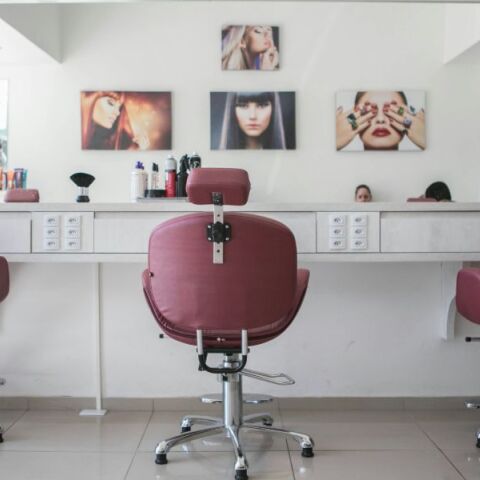 Γνωστό κομμωτήριο στον Ασπρόπυργο παρείχε ροζ υπηρεσίες 