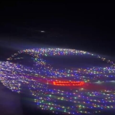 Οδηγός στη Θεσσαλονίκη στόλισε το αυτοκίνητό του με 3.000 λαμπάκια