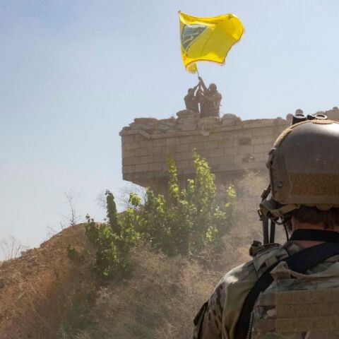 Καταδικάστηκε για τρομοκρατία γυναίκα στην Τουρκία που κοινοποίησε άρθρο του Guardian - Αναφερόταν σε Βρετανίδα που μαχόταν με τις κουρδικές δυνάμεις στη Συρία