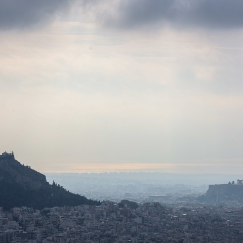 Σύννεφα και βροχή πάνω από την Αττική