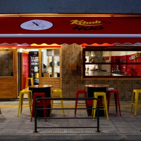 Kebab Hub: Ο Phillip Safaei μιλάει για το νέο μαγαζί με αυθεντικό ιρανικό κεμπάπ στη Νίκαια και μάς ξεναγεί στον χώρο του.