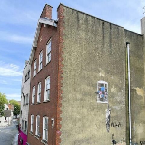 Banksy: Το έργο του διάσημου street artist «Well Hung Lover» θα πωληθεί μαζί με το κτίριο του Μπρίστολ στο οποίο είναι ζωγραφισμένο