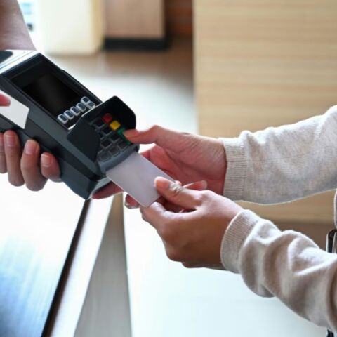 Έρευνα: Οι πληρωμές με πλαστικό χρήμα έχουν γίνει το πιο διαδεδομένο μέσο συναλλαγής για τους Έλληνες που ταξιδεύουν στο εξωτερικό. 