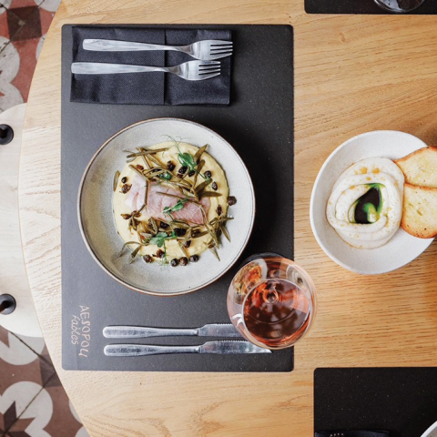 Αισώπου Μύθοι: Πεντανόστιμη ελληνική κουζίνα από τον σεφ Δημήτρη Αϊβαλιώτη