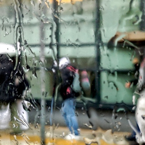 Πολίτες με ομπρέλα προστατεύονται από τη βροχή