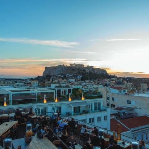 Ερμού 18: Ένα «κρυφό» all day στέκι με θέα Ακρόπολη, για το οποίο μιλάει όλη η πόλη!