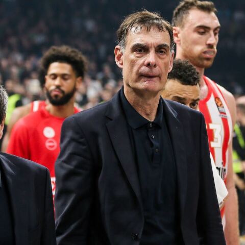 Γιώργος Μπαρτζώκας: Καταγγελία του Ολυμπιακού για επίθεση οπαδού της Παρτιζάν στον προπονητή των Πειραιωτών