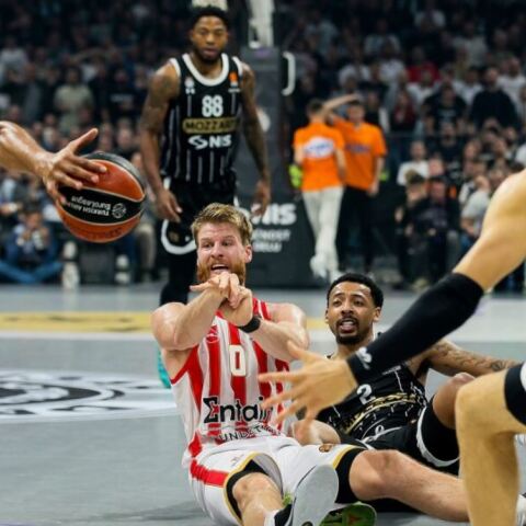 Ο Τόμας Γουόκαπ μαρκάρεται από παίκτες της Παρτιζάν