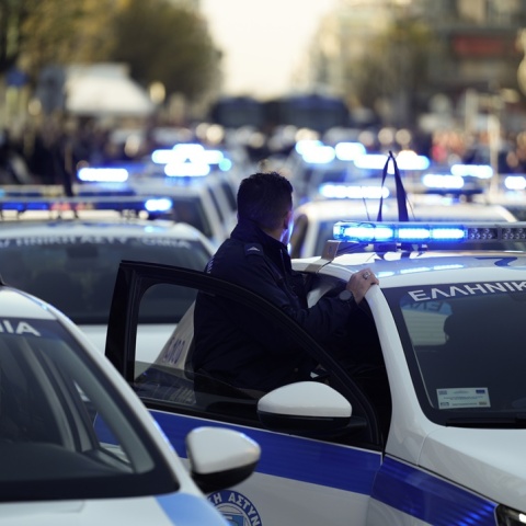 Αστυνομικός έξω από περιπολικό