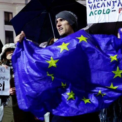 Ρουμανία: Η άκρα δεξιά αναμένεται να επιβεβαιώσει την άνοδό της στις σημερινές βουλευτικές εκλογές - Πολιτική στροφή για τη χώρα μέλος της ΕΕ και του ΝΑΤΟ