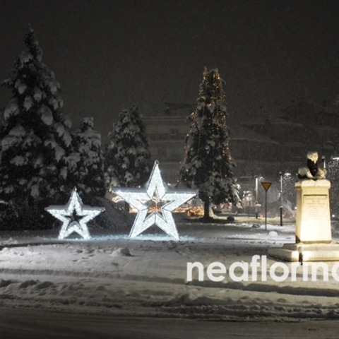 Χιόνια στη στολισμένη για τα Χριστούγεννα Φλώρινα