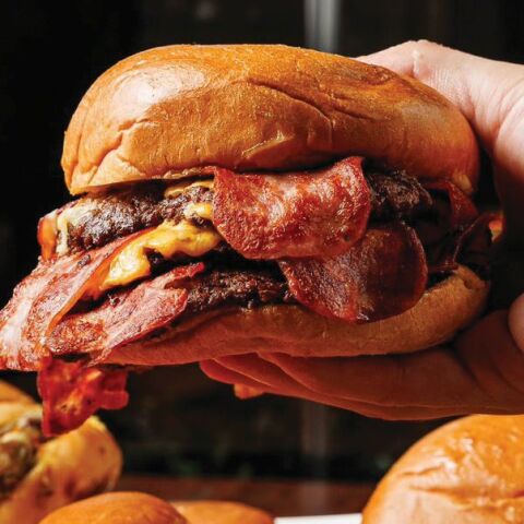 Βολτάρουμε στην πόλη και ανακαλύπτουμε τα καλύτερα στέκια του street food