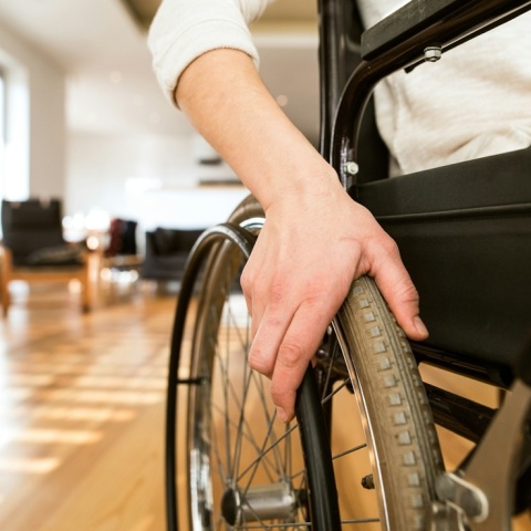 Άτομο σε αναπηρικό αμαξίδιο