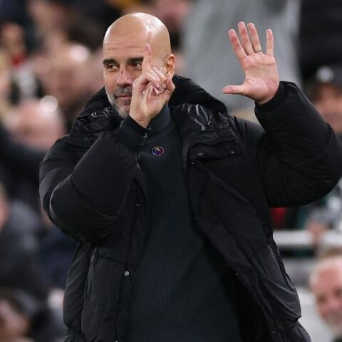 Πεπ Γκουαρντιόλα: Ο προπονητής της Μάντσεστερ Σίτι ύψωσε έξι δάχτυλα προς τους οπαδούς της Λίβερπουλ - Πώς αιτιολόγησε τη viral χειρονομία του.