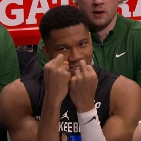 Γιάννης Αντετοκούνμπο: Επικός μορφασμός σε αντίπαλο που πήγε να του χτυπήσει το γόνατο - Δείτε το βίντεο που κάνει τον γύρο του διαδικτύου