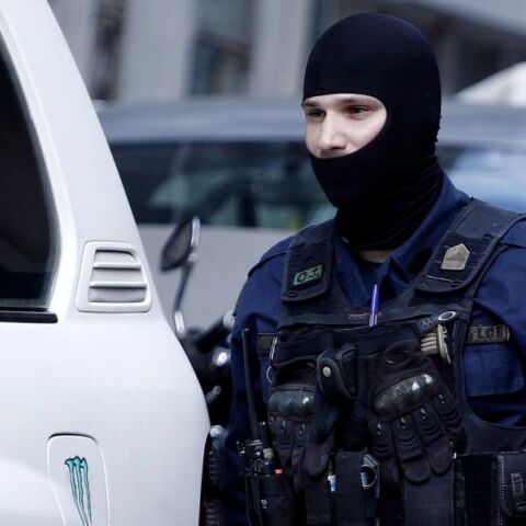 Εντοπίστηκε σακούλα με γκαζάκι και εύφλεκτο υλικό έξω από τα γραφεία του ΕΦΚΑ στην Κυψέλη - Τα ευρήματα μεταφέρθηκαν στα εγκληματολογικά εργαστήρια.