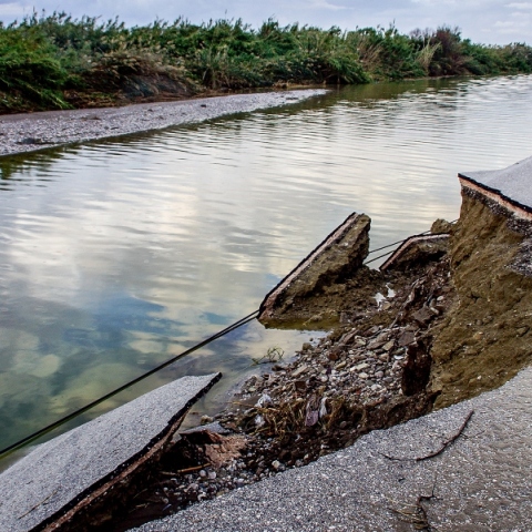 Δηλαδή να πνιγούμε για να μην γκρεμιστούν μερικά αυθαίρετα; 