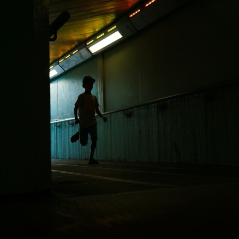 Παιδί ποπυ τρέχει σε σκοτεινό διάδρομο