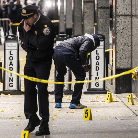 Το σημείο της δολοφονίας του Μπράιαν Τόμσον έξω από ξενοδοχείο στο Μανχάταν