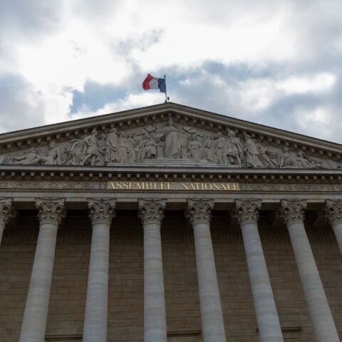 Η Γαλλία σε κρίση μετά την πτώση της κυβέρνησης Μπαρνιέ - Γιατί η πολιτική αναταραχή δεν προκαλεί σοβαρή ανησυχία μόνο στους γάλλους πολίτες - Ανάλυση του BBC