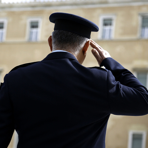 Ποιος είναι το βύσμα του αστυνομικού της Βουλής;