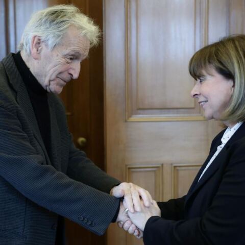 Η Κατερίνα Σακελλαροπούλου συναντήθηκε με τον σκηνοθέτη Κώστα Γαβρά