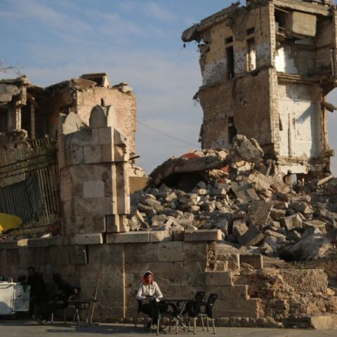 Συρία: Ιράν και Χεζμπολάχ στέλνουν εξοπλισμό και άνδρες για να στηρίξουν τις δυνάμεις του προέδρου Μπασάρ αλ Άσαντ - Αντάρτες επιχειρούν να καταλάβουν τη Χομς