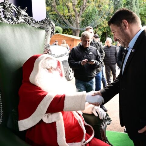 Πεδίον του Άρεως: Φωταγωγείται αύριο το Χριστουγεννιάτικο δέντρο 