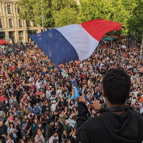 Γαλλία: δημοκρατικό μέτωπο απέναντι στην «ανυπόταχτη» συμμαχία με την Ακροδεξιά