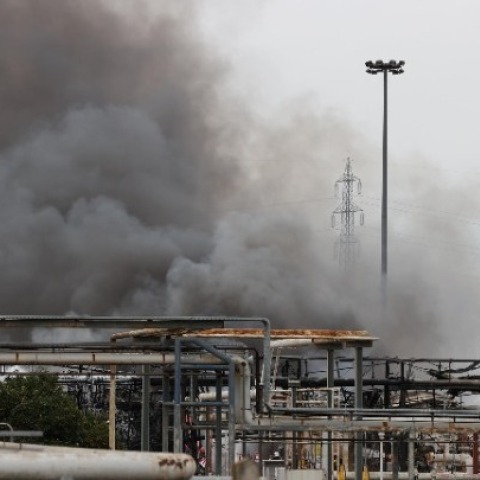 Πυκνοί καπνοί από την έκρηξη σε διυλιστήριο στη Φλωρεντία